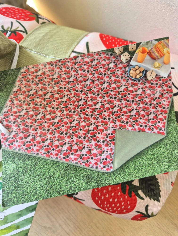 Wodoodporna dwustronna mata piknikowa i plażowa XXL 152x178 | Soczysta Truskawka