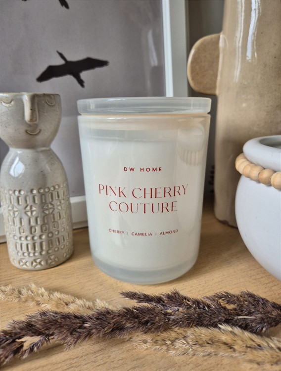 DW HOME Pink Cherry Couture - Świeca wiśnia, kamelia i migdał 445g