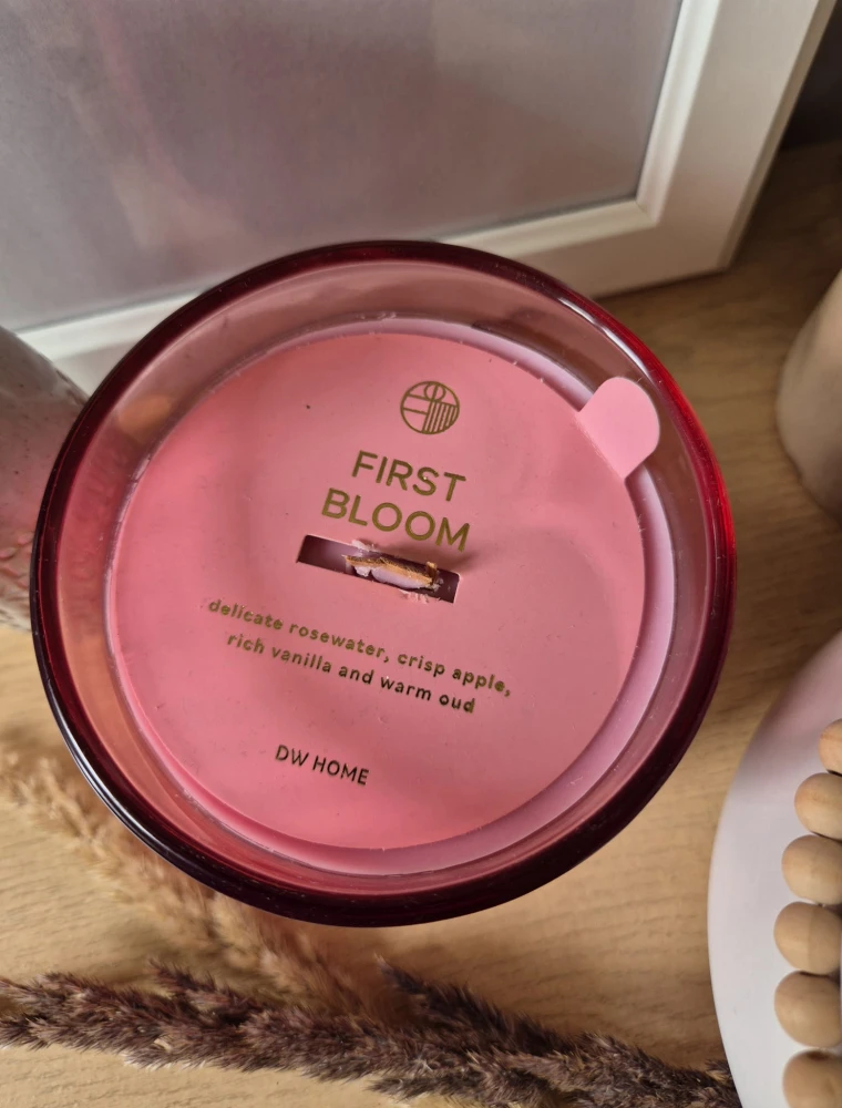 DW HOME First Blossom - Róża, wanilia i oud 394g | Drewniany knot