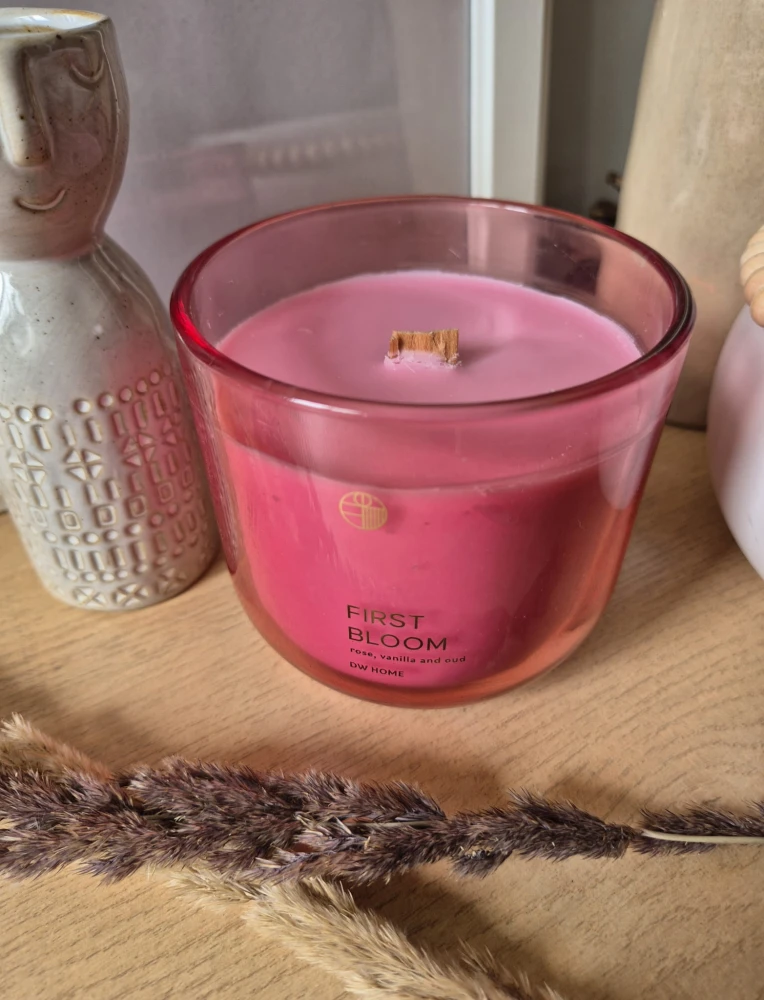 DW HOME First Blossom - Róża, wanilia i oud 394g | Drewniany knot