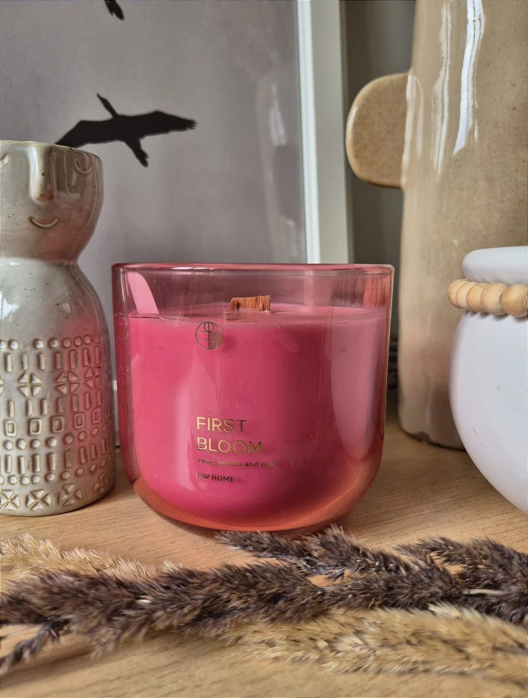 DW HOME First Blossom - Róża, wanilia i oud 394g | Drewniany knot