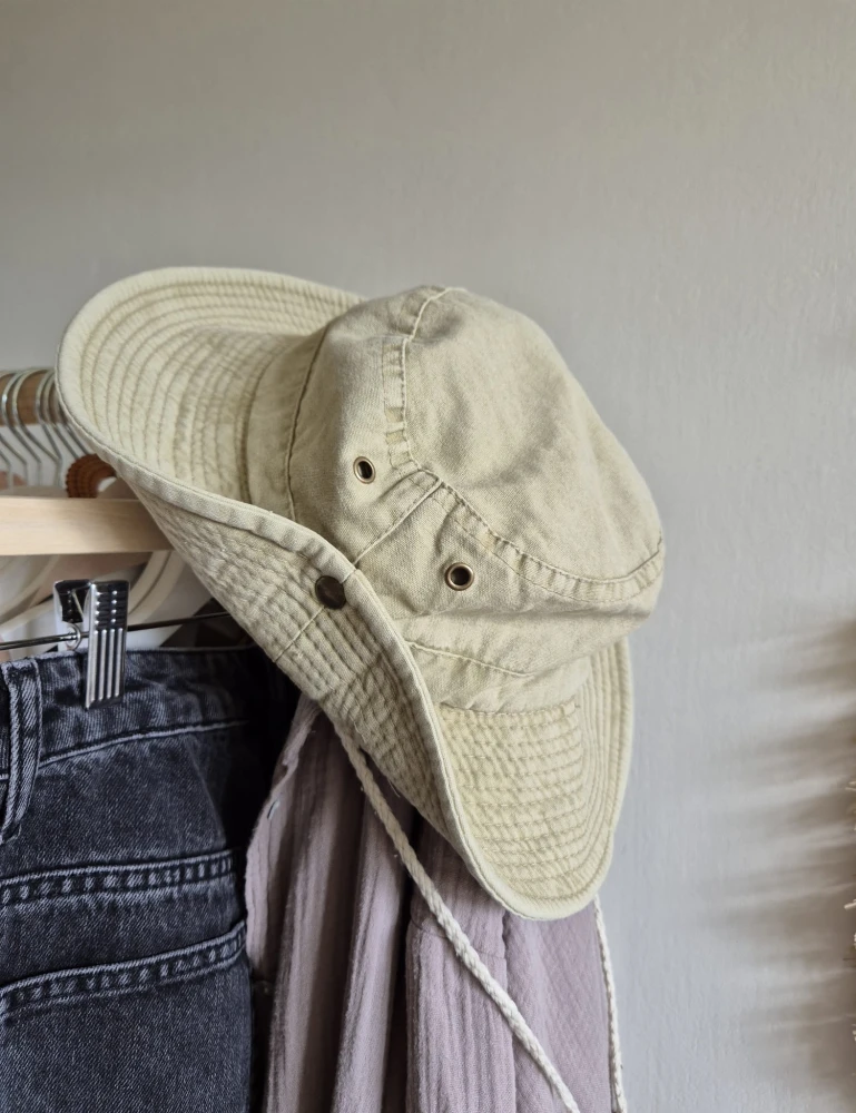 SAFARI Bawełniany kapelusz z sznurkiem kolor beżowy | Bucket hat damski / męski z szerokim rondem | Kapelusz w góry, outdoorowy