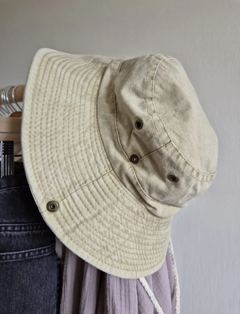 SAFARI Bawełniany kapelusz z sznurkiem kolor beżowy | Bucket hat damski / męski z szerokim rondem | Kapelusz w góry, outdoorowy