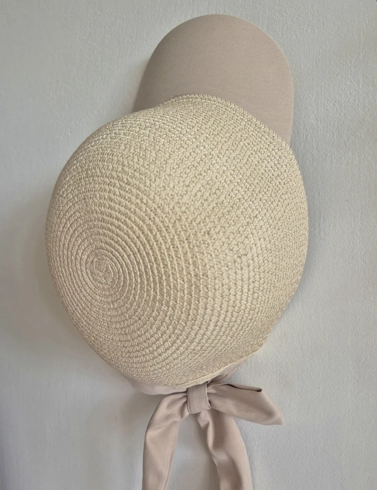 MIKA Pleciona beżowa czapka z daszkiem i kokardą | Damska boho bejsbolówka na lato | Obwód 54-58cm