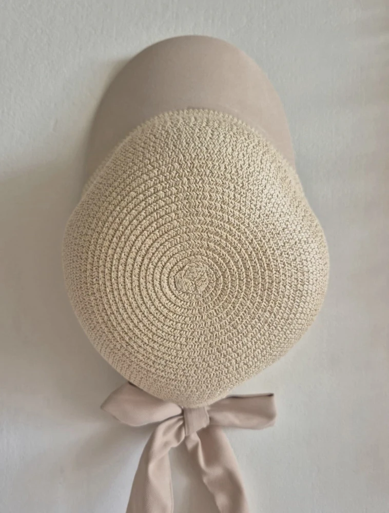 MIKA Pleciona beżowa czapka z daszkiem i kokardą | Damska boho bejsbolówka na lato | Obwód 54-58cm