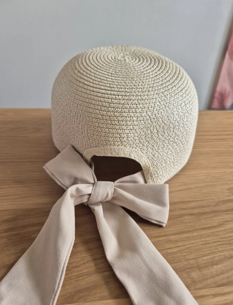 MIKA Pleciona beżowa czapka z daszkiem i kokardą | Damska boho bejsbolówka na lato | Obwód 54-58cm