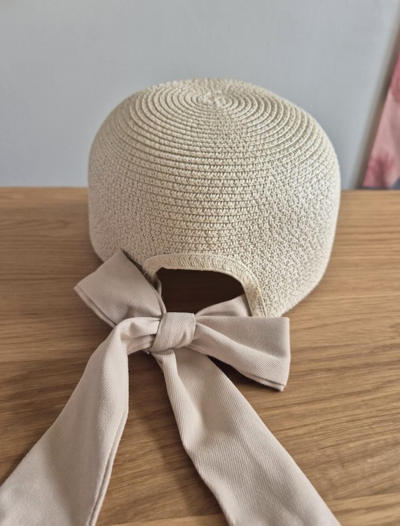 MIKA Pleciona beżowa czapka z daszkiem i kokardą | Damska boho bejsbolówka na lato | Obwód 54-58cm
