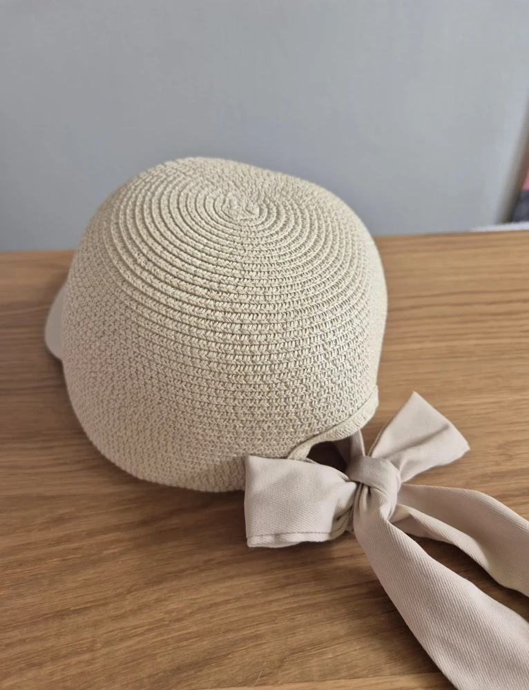 MIKA Pleciona beżowa czapka z daszkiem i kokardą | Damska boho bejsbolówka na lato | Obwód 54-58cm