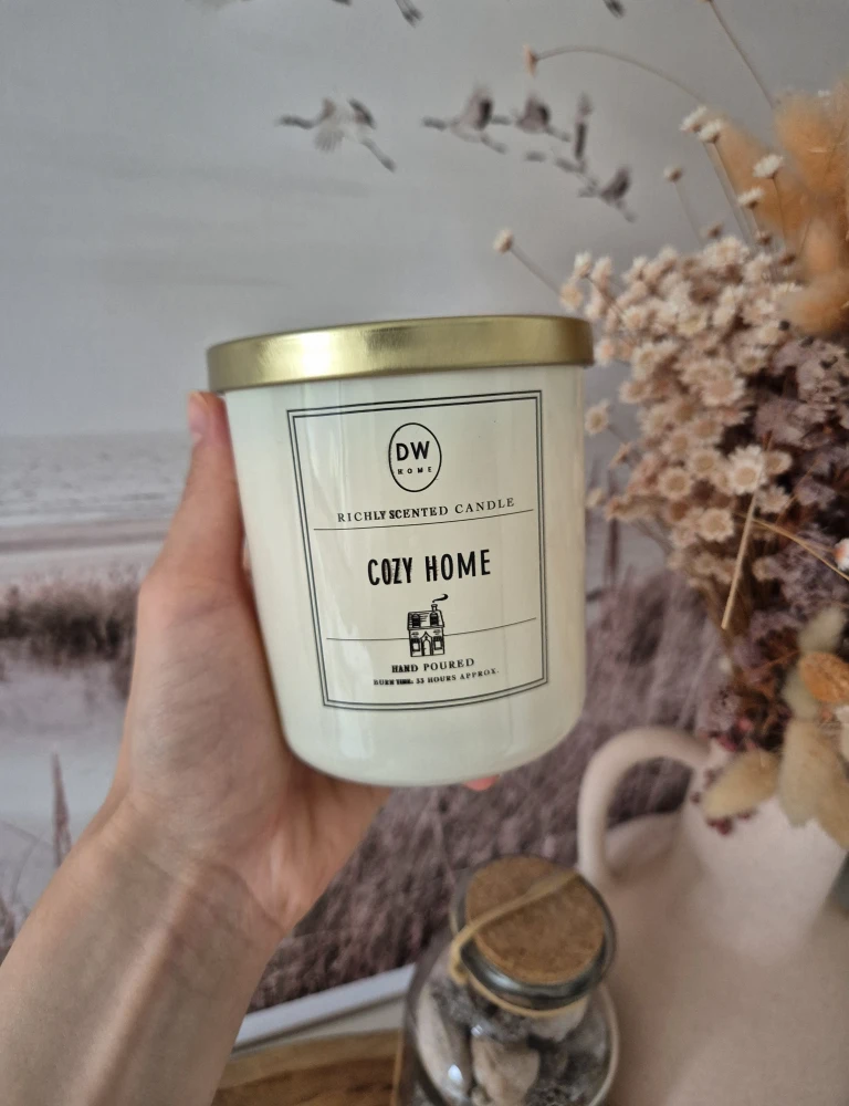 DW HOME Cozy Home - Świeca jesienna białe piżmo, bursztyn, cynamon, kakao 249g