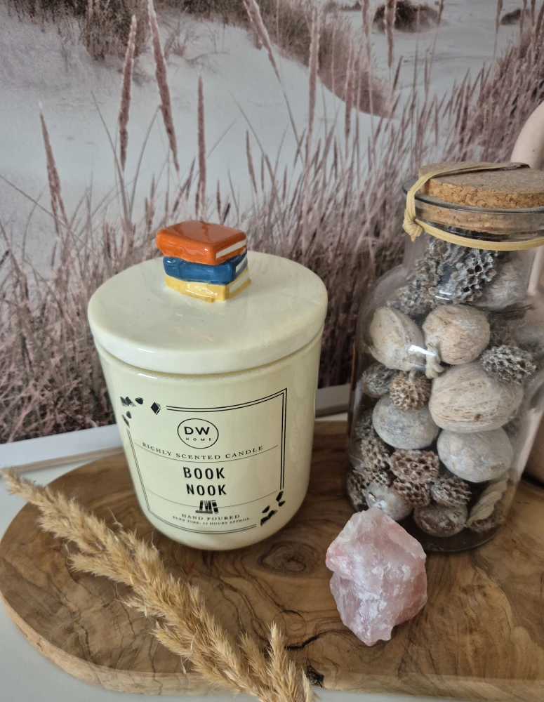 DW HOME Book Nook - Świeca jesienna bursztyn, mech, nuty drzewne 323