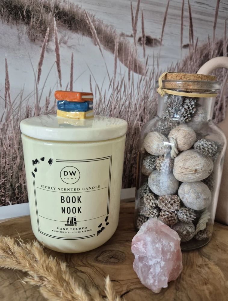 DW HOME Book Nook - Świeca jesienna bursztyn, mech, nuty drzewne 323