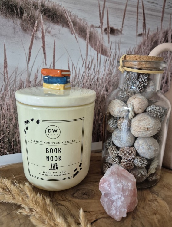 DW HOME Book Nook - Świeca jesienna bursztyn, mech, nuty drzewne 323