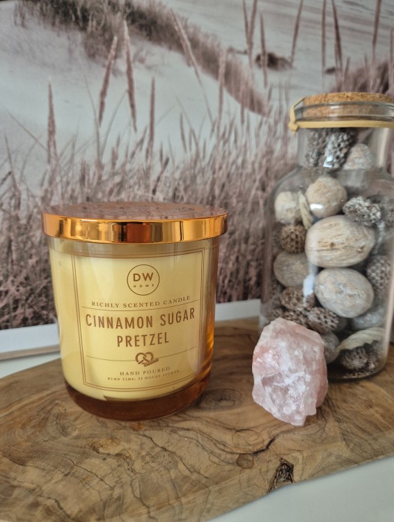 DW HOME Cinnamon Sugar Pretzel - Świeca jesienna cynamon, wanilia, brązowy cukier 269g