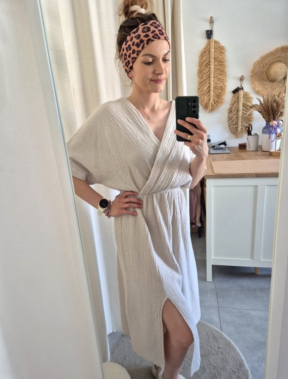 Cleo - Letnia sukienka z muślinu dekolt kopertowy (100% bawełna) - kolor beżowy