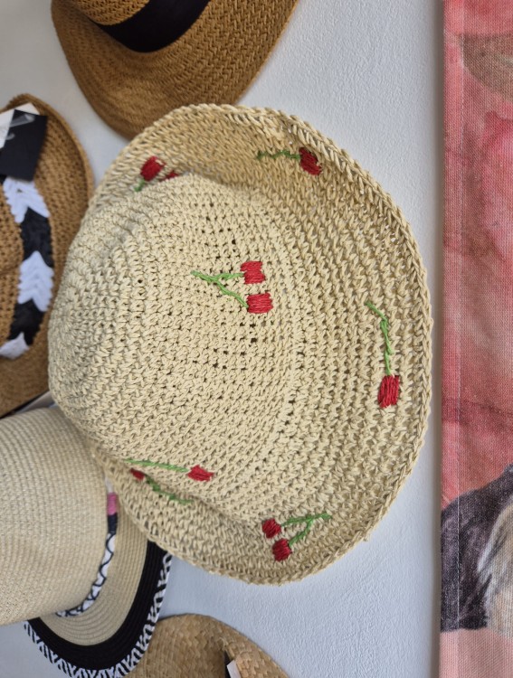 Bucket Hat Cherry - Damski kapelusz na lato/ Jasny beż z motywem wisienek 100% papier