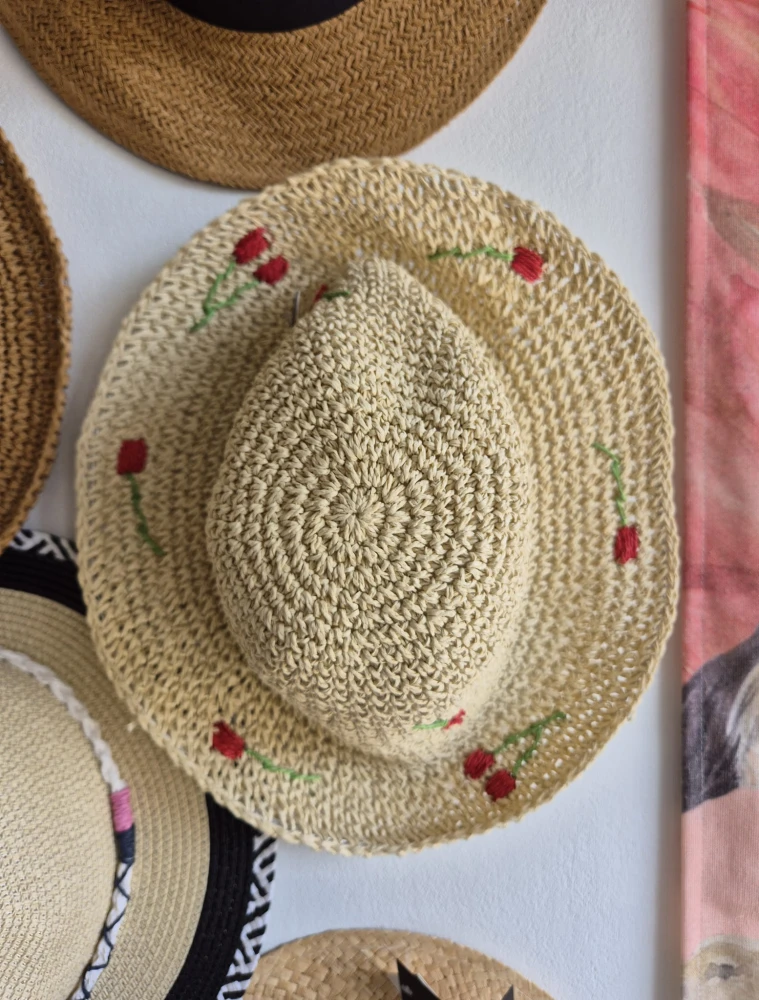 Bucket Hat Cherry - Damski kapelusz na lato/ Jasny beż z motywem wisienek 100% papier