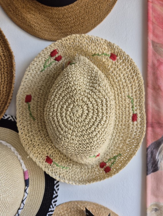 Bucket Hat Cherry - Damski kapelusz na lato/ Jasny beż z motywem wisienek 100% papier