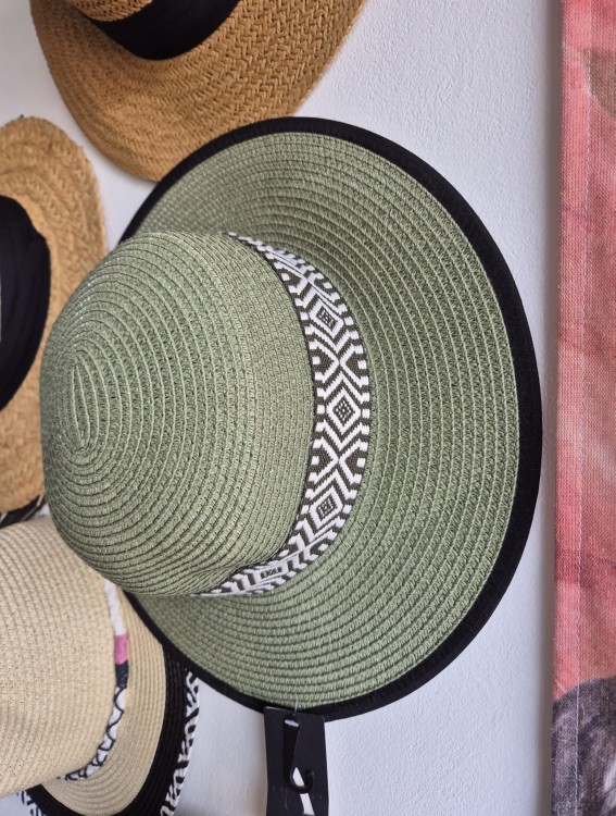 Boater Indy - Damski kapelusz na lato/Kolor zielony z geometryczną wstawką 100% włókno celulozowe