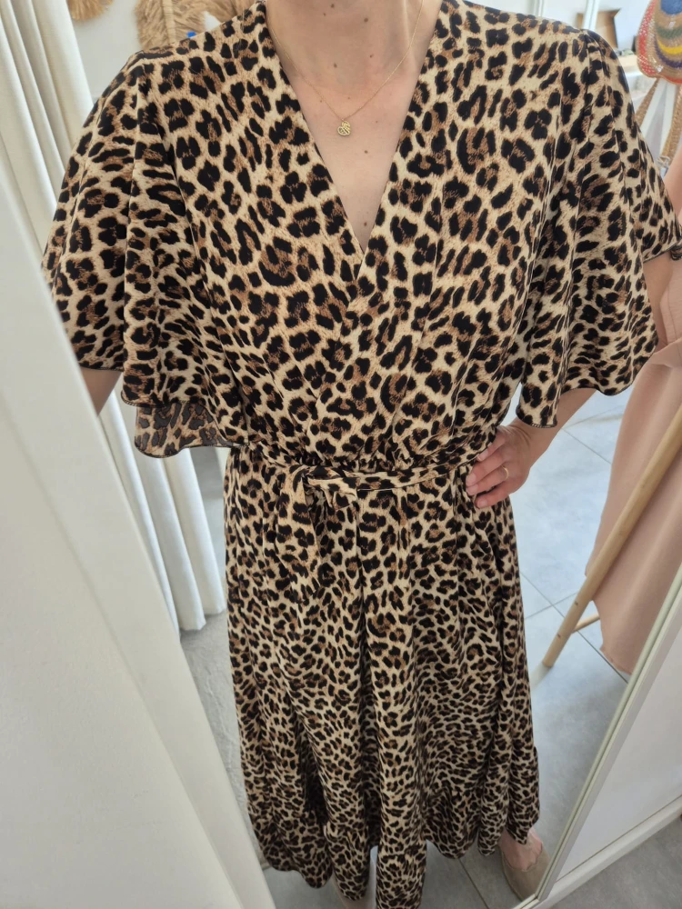 Sukienka Maxi w Panterkę – Kopertowy Dekolt i Pasek | Wiskoza