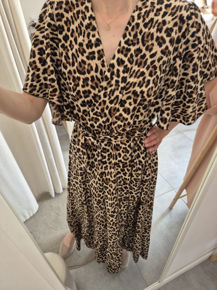 Sukienka Maxi w Panterkę – Kopertowy Dekolt i Pasek | Wiskoza