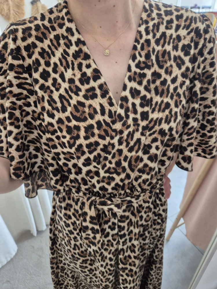 Sukienka Maxi w Panterkę – Kopertowy Dekolt i Pasek | Wiskoza