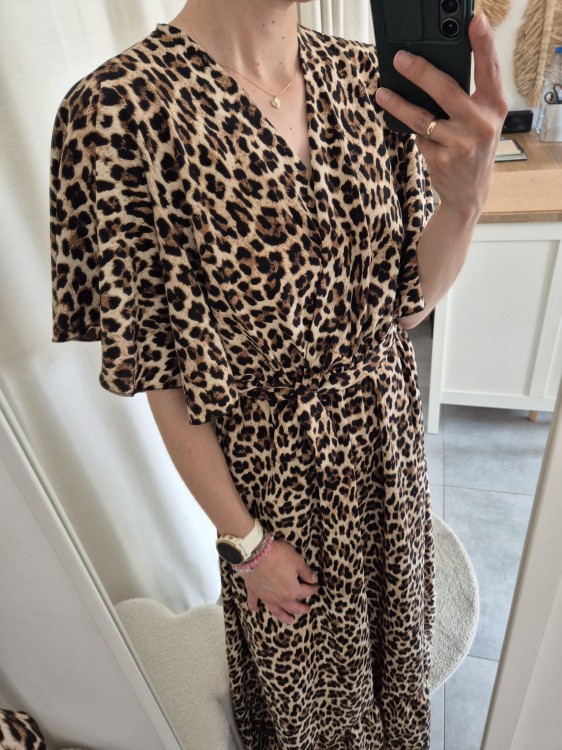 Sukienka Maxi w Panterkę – Kopertowy Dekolt i Pasek | Wiskoza
