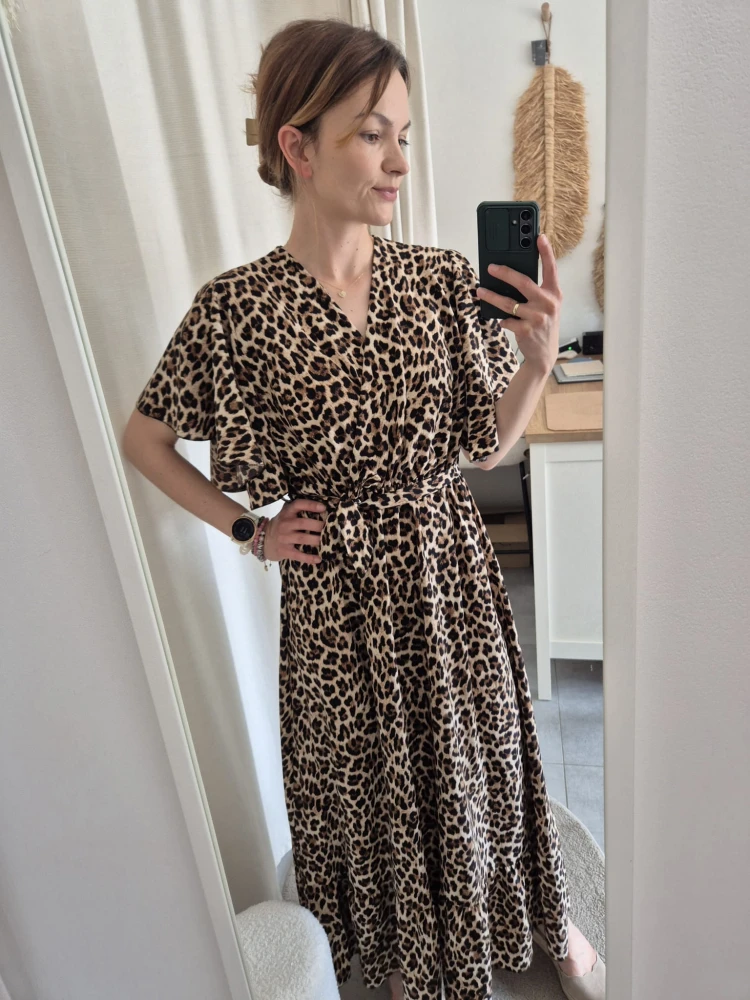 Sukienka Maxi w Panterkę – Kopertowy Dekolt i Pasek | Wiskoza