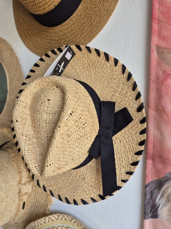 Arizona - Damski kapelusz na lato z czarną kokardą/ Kolor beżowy 100% trawa