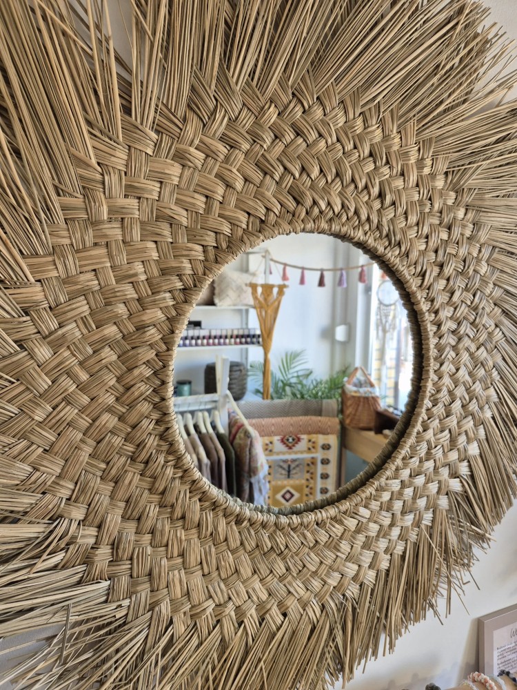 Luma Solare - Duże dekoracyjne boho lustro wiszące z trawy morskiej do salonu 80cm