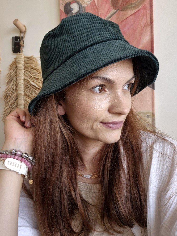 Sztruksowy bucket hat - Damski kapelusz na jesień w kolorze butelkowej zieleni