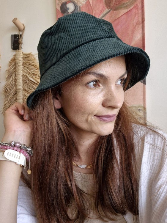 Sztruksowy bucket hat - Damski kapelusz na jesień w kolorze butelkowej zieleni