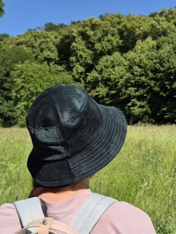 Sztruksowy bucket hat - Damski kapelusz na jesień w kolorze butelkowej zieleni