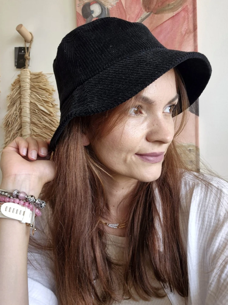 Sztruksowy bucket hat - Damski kapelusz na jesień w kolorze czarnym
