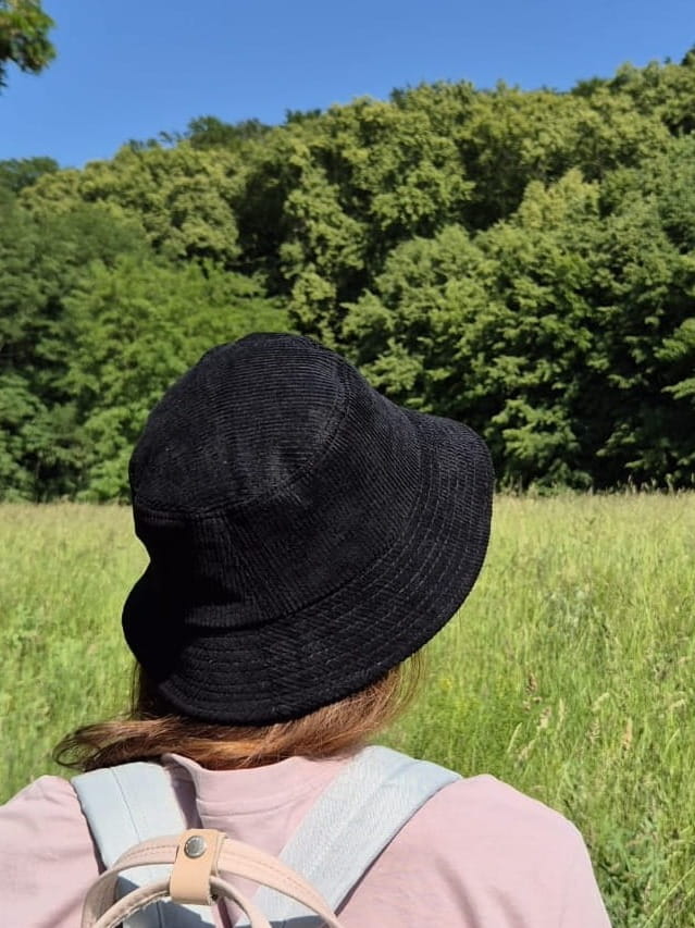 Sztruksowy bucket hat - Damski kapelusz na jesień w kolorze czarnym