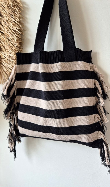 Selva - Boho dzianinowa torebka na ramię w paski z frędzlami w kolorze beżowo-czarnym/ Sezon lato-jesień 2025