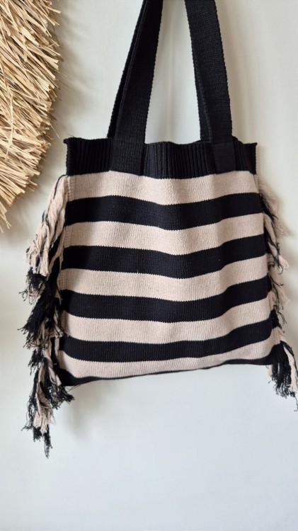 Selva - Boho dzianinowa torebka na ramię w paski z frędzlami w kolorze beżowo-czarnym/ Sezon lato-jesień 2025