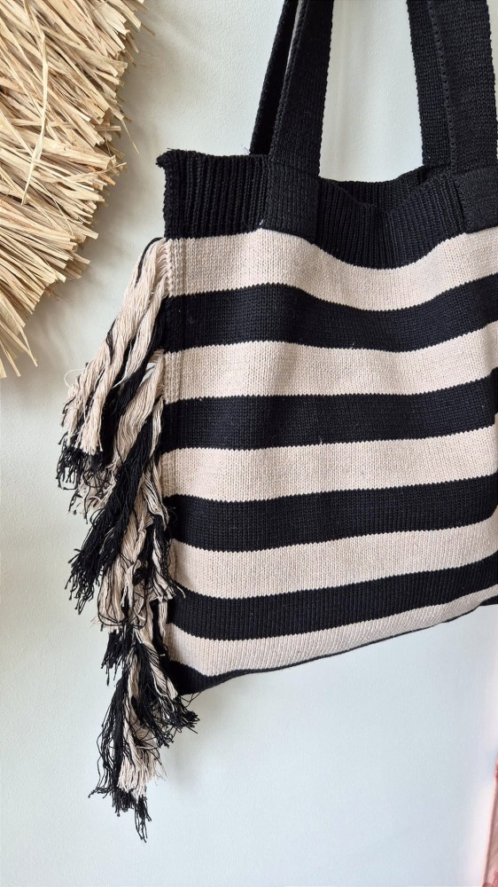 Selva - Boho dzianinowa torebka na ramię w paski z frędzlami w kolorze beżowo-czarnym/ Sezon lato-jesień 2025