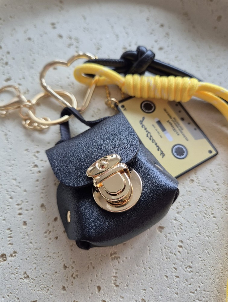 Brelok do kluczy, torebki, plecaka - mini plecak z ekologicznej skóry w kolorze czarnym
