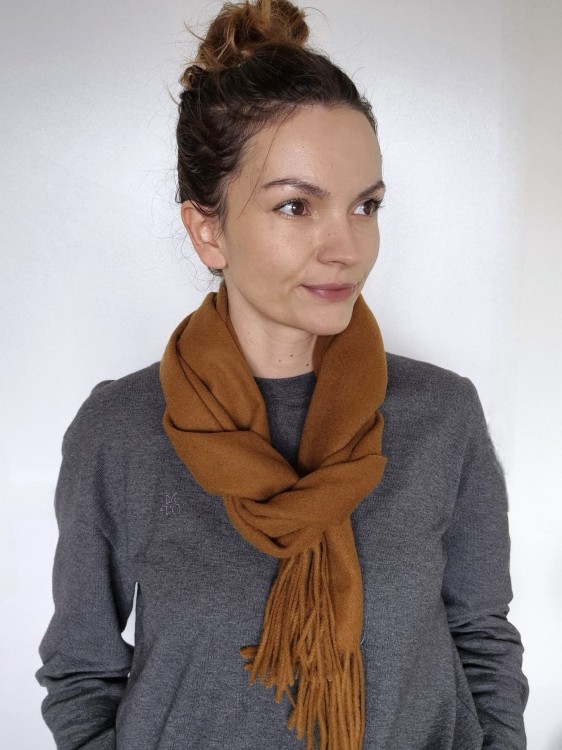 Szalik wełniany z frędzlami kolor brązowy - 100% wełna