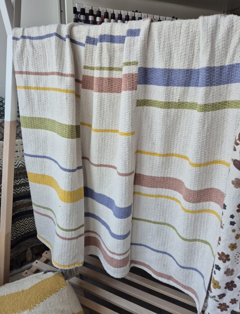 Boho koc dziecięcy z motywem kolorowych pasków 160x130