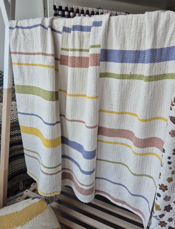 Boho koc dziecięcy z motywem kolorowych pasków 160x130