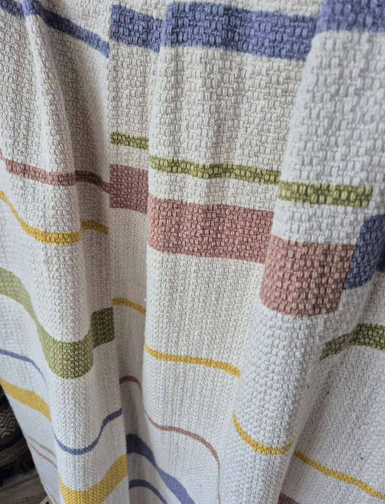 Boho koc dziecięcy z motywem kolorowych pasków 160x130