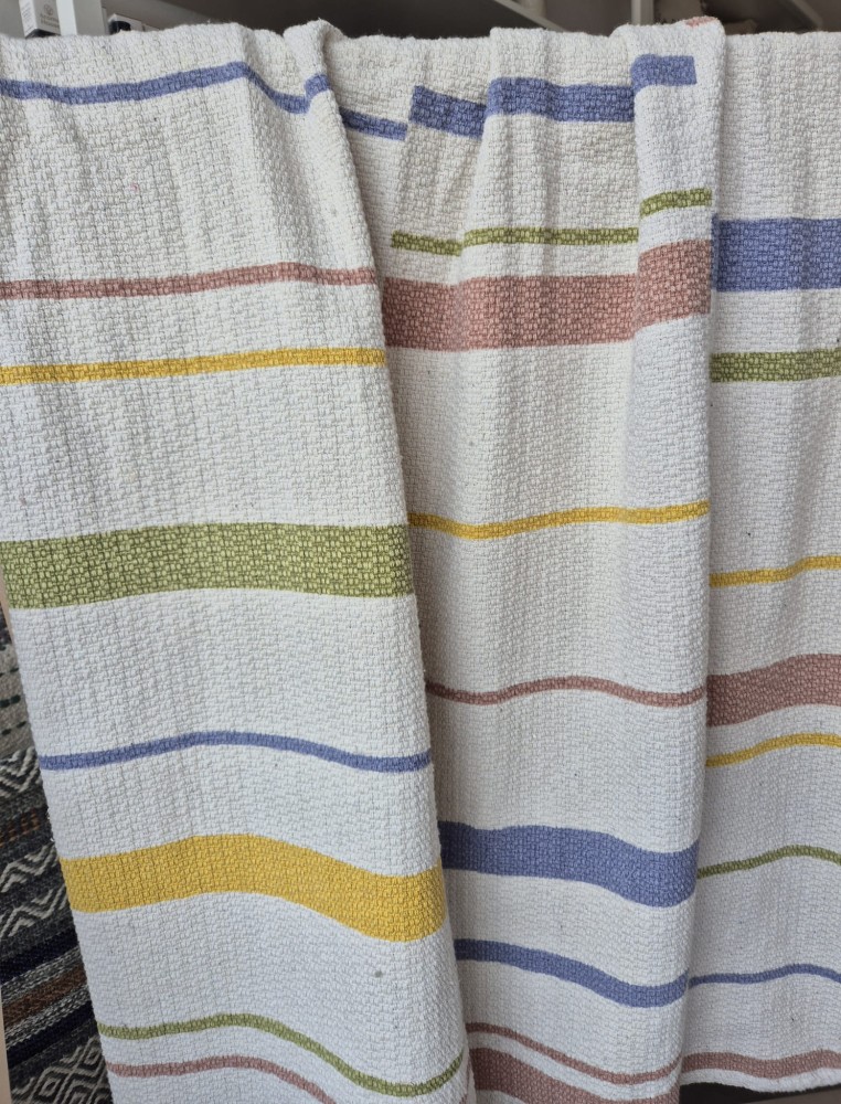 Boho koc dziecięcy z motywem kolorowych pasków 160x130