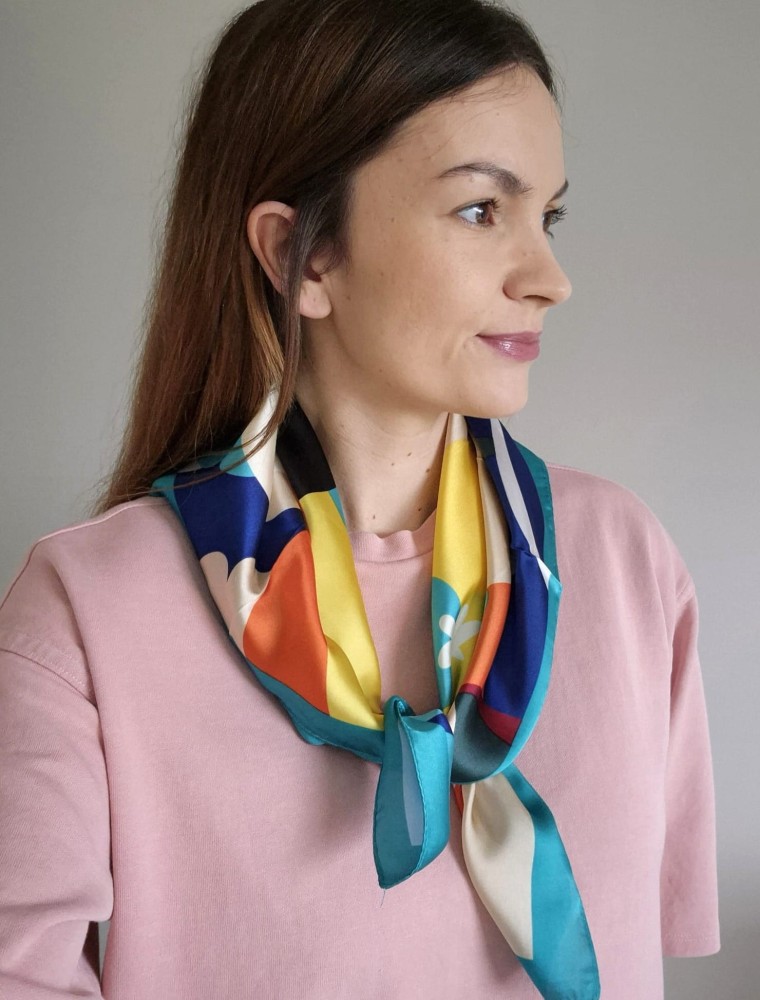 Wiosenna apaszka damska na szyję w kwiaty | turkus