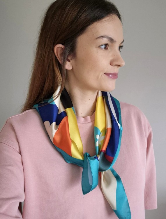 Wiosenna apaszka damska na szyję w kwiaty | turkus