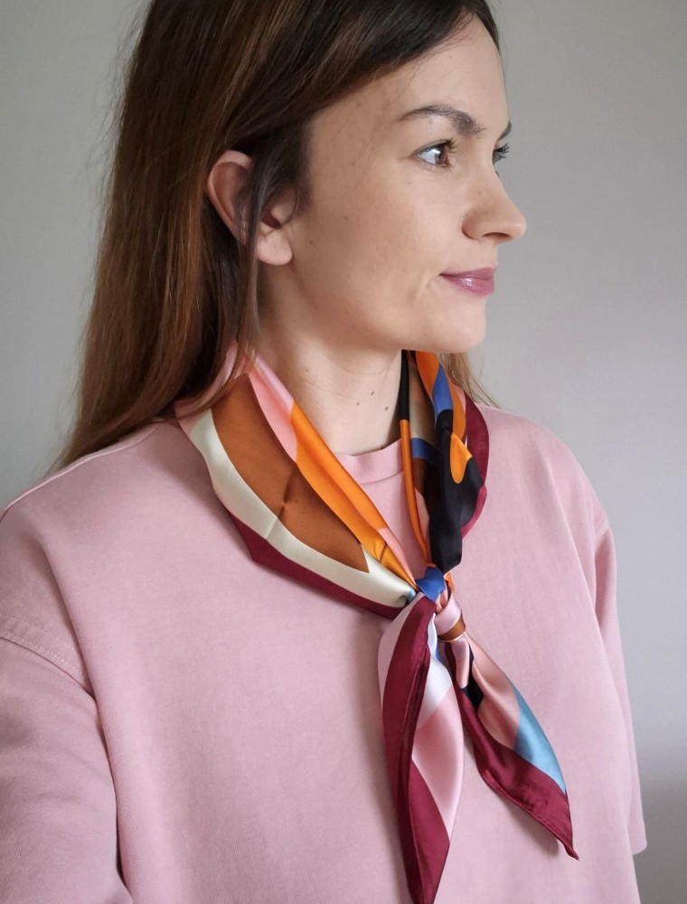 Wiosenna apaszka damska na szyję w kwiaty | bordowy