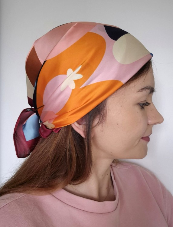 Wiosenna apaszka damska na szyję w kwiaty | bordowy