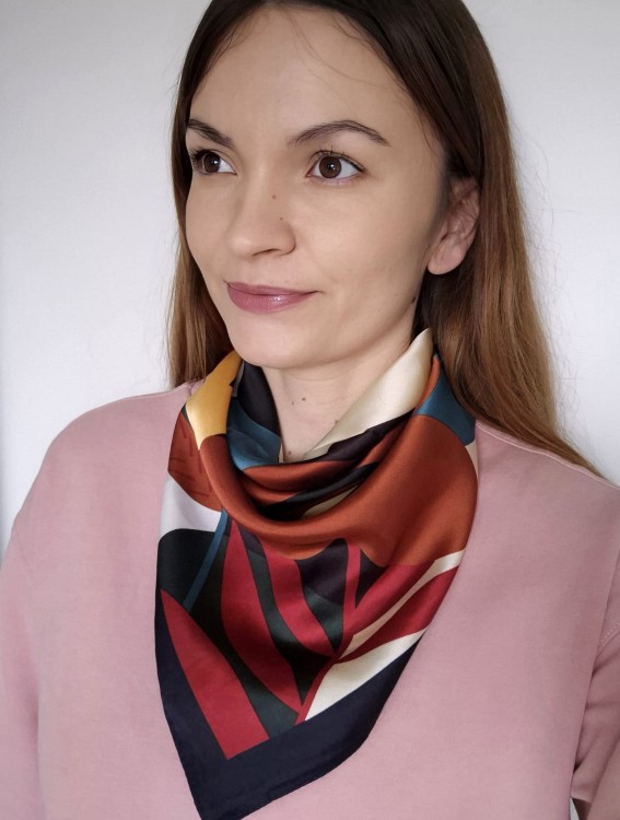 Wiosenna apaszka damska na szyję w kwiaty | granatowa