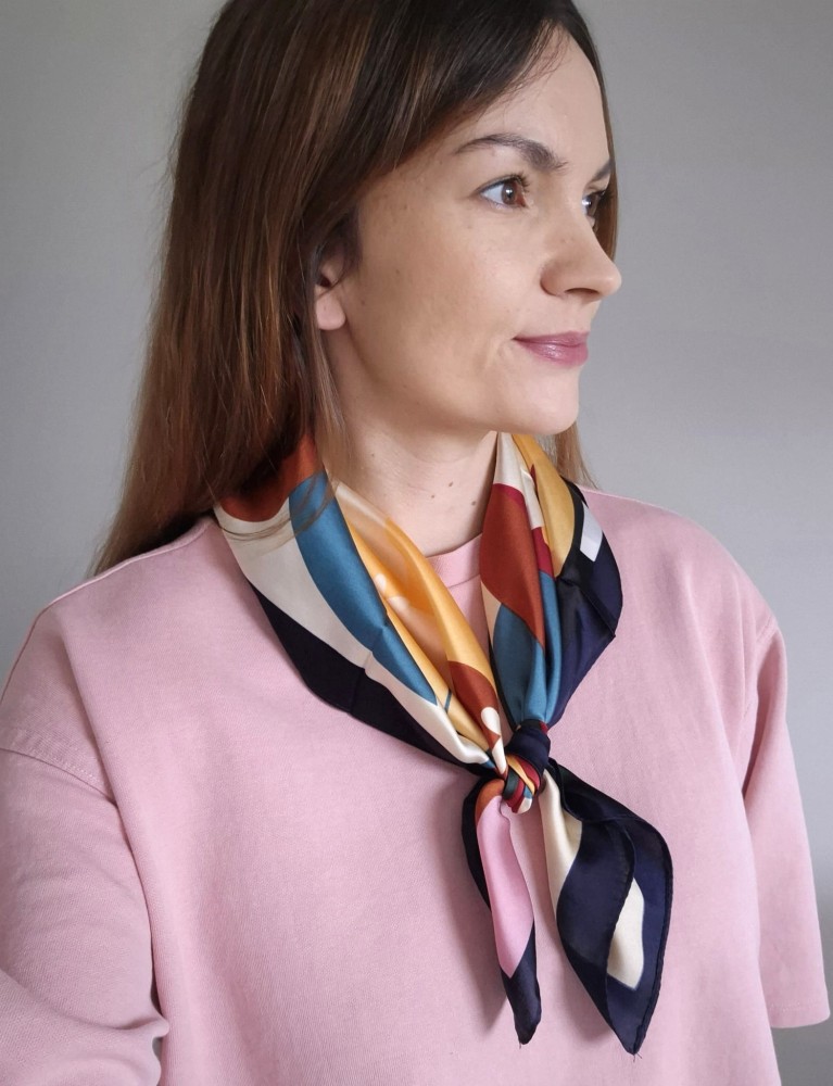 Wiosenna apaszka damska na szyję w kwiaty | granatowa