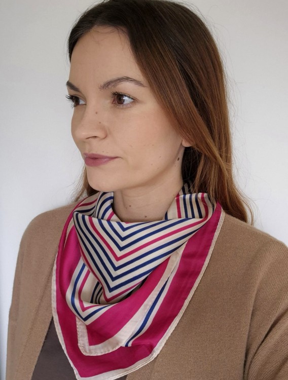 Apaszka damska na szyję – klasyczne dwukolorowe paski | fuksja